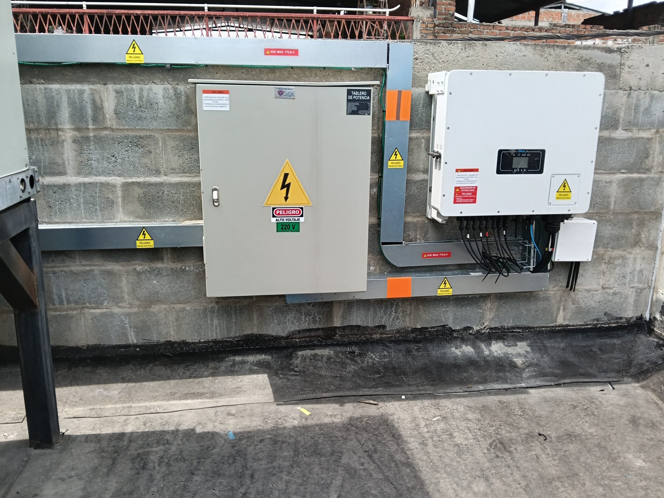 Tablero eléctrico e inversor de un proyecto solar