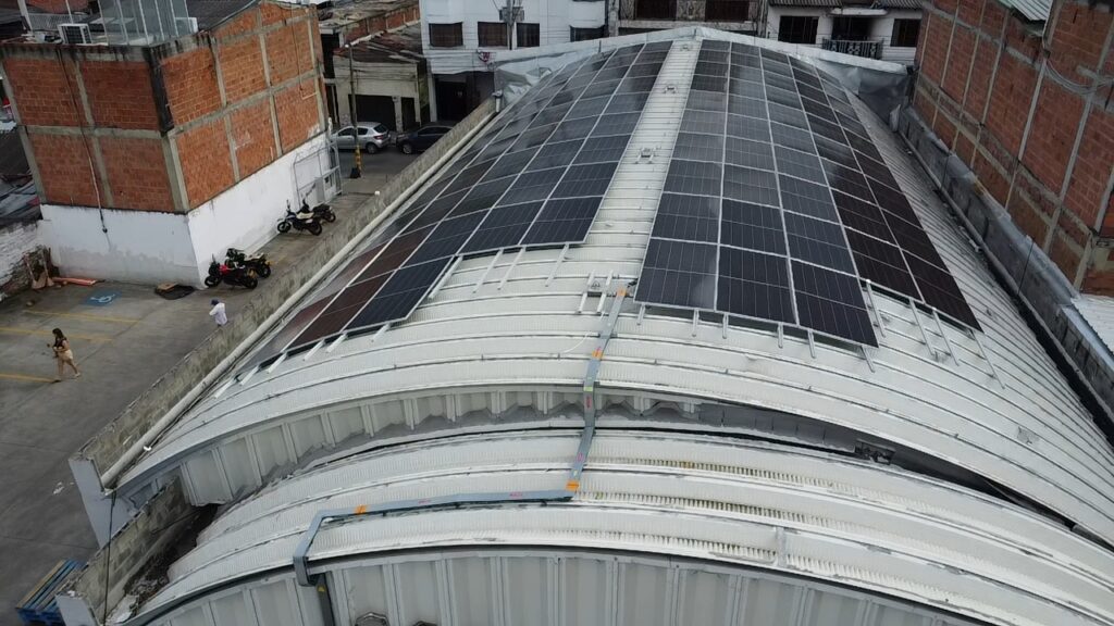 Vista aerea de instalacion solar en cubierta de tiendas ARA