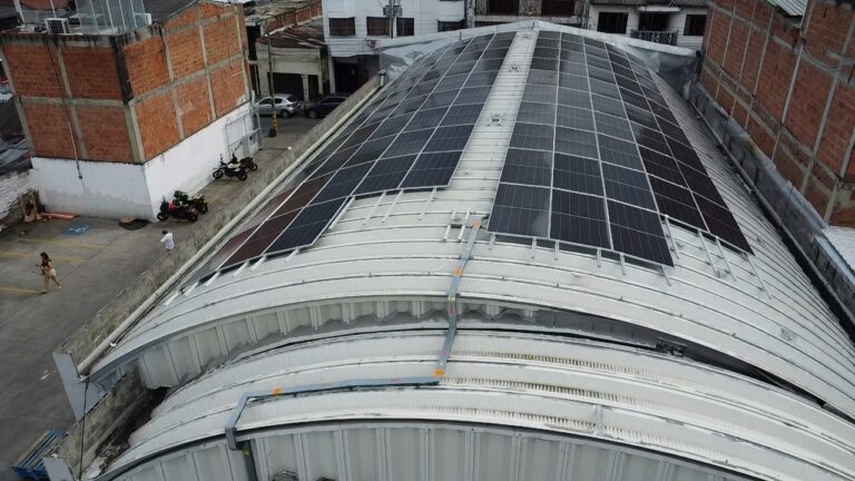 Vista aerea de instalacion solar en cubierta de tiendas ARA