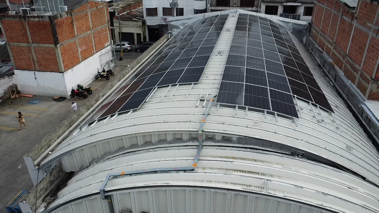 Vista aerea de instalacion solar en cubierta de tiendas ARA