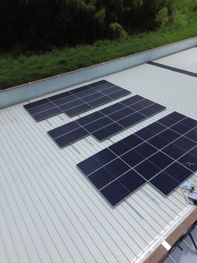 Paneles solares instalados en la cubierta de Oasis Plaza