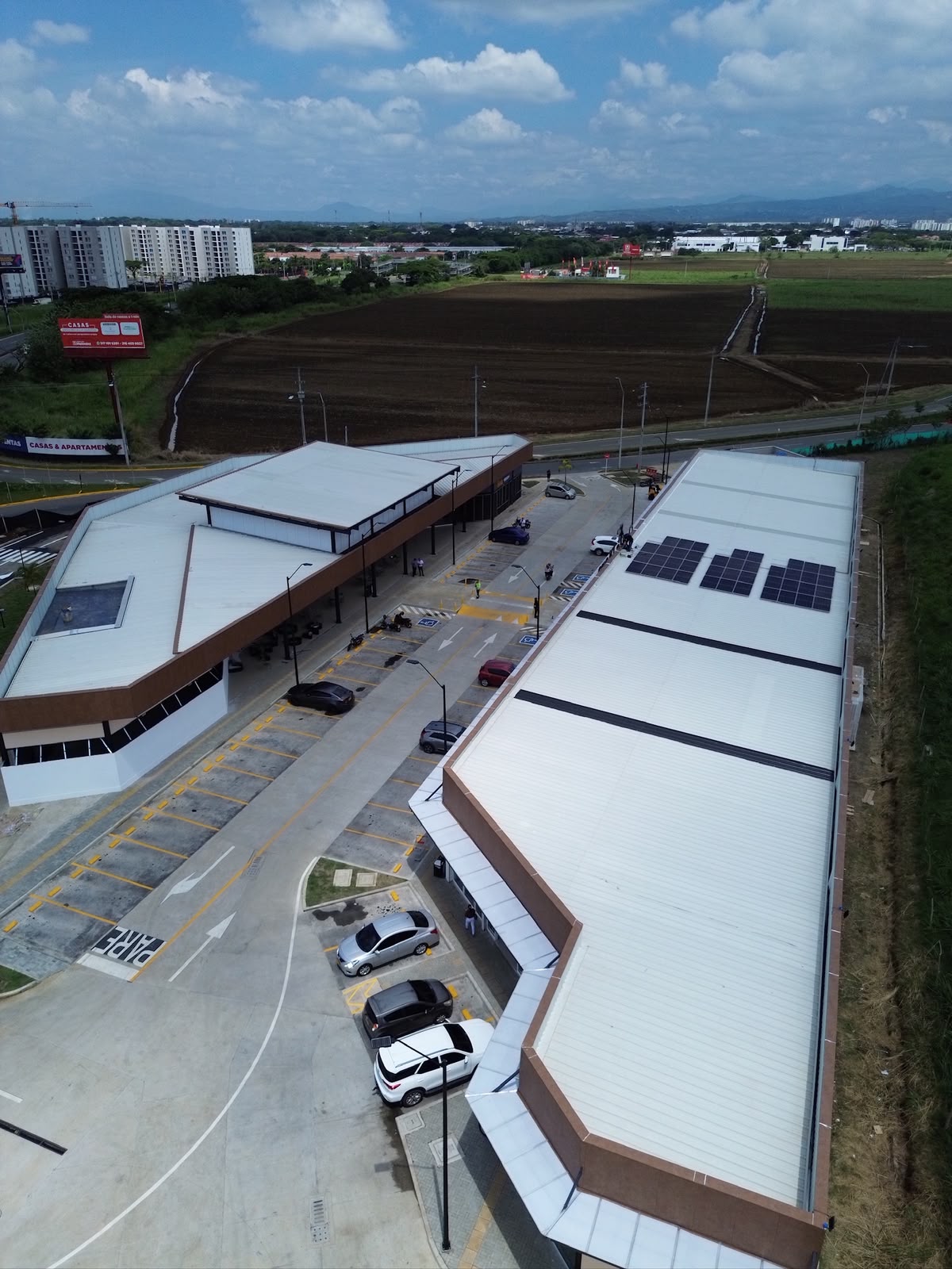 Vista aérea del centro comercial Oasis Plaza y su sistema solar